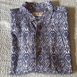 Tommy Bahama 100% Silk Blue Patterned casual buttoned down shirt.